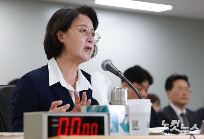 추미애 경기도지사가 13일 경기 수원시 영통구 경기도청에서 열린 국회 행정안전위원회의 경기도에 대한 국정감사에서 위원들의 질의에 답변하고 있다. 류영주 기자