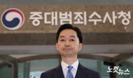 김지용 초대 중대범죄수사청장이 19일 오전 서울 중구 중대범죄수사청(중수청)으로 출근하며 취임 후 첫 도어스테핑을 하고 있다.