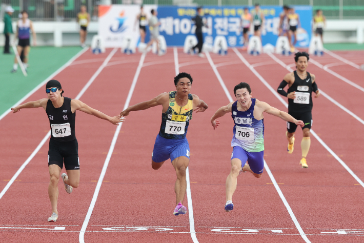 지난 18일 제주 서귀포시 강창학경기장에서 열린 제107회 전국체육대회 육상 남자 100ｍ 결승에서 나마디 조엘 진(경북)이 1위로 결승선을 통과하고 있다. 연합뉴스