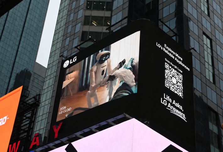 LG전자가 브랜드 헤리티지 영상 '삶이 묻는 질문, LG가 답하다(Life Asks, LG Answers)'를 미국 뉴욕 타임스스퀘어 옥외 전광판에 공개했다. 영상에는 고객의 일상 속 불편을 해결해 온 LG 가전 혁신의 여정과 기술 역량을 바탕으로 AI홈과 홈로봇 'LG 클로이드(CLOiD)' 등 피지컬 AI 분야로 혁신을 확장해 나간다는 미래 비전이 담겼다. LG전자 제공