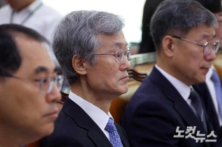 조희대 대법원장이 6일 서울 여의도 국회에서 열린 법제사법위원회의 대법원 등에 대한 국정감사에서 생각에 잠겨있다. 윤창원 기자