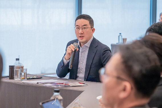 구광모 LG 대표가 지난 25일 서울 중구 남산리더십센터에서 열린 사장단 회의에서 사장단에게 속도감 있는 AX 추진을 당부하고 있다. LG 제공