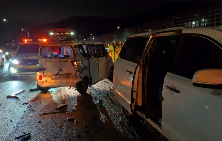 19일 오전 5시쯤 남해고속도로 제2지선 가락나들목 인근에서 7중 추돌사고가 발생해 4명이 다쳤다. 부산소방재난본부 제공