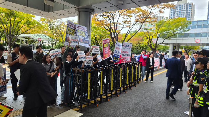 퐁피두 백지화를 철회하라고 19일 1인시위 중인 박수영 부산 남구 국회의원과 대치 중인 시민단체. 독자 제공