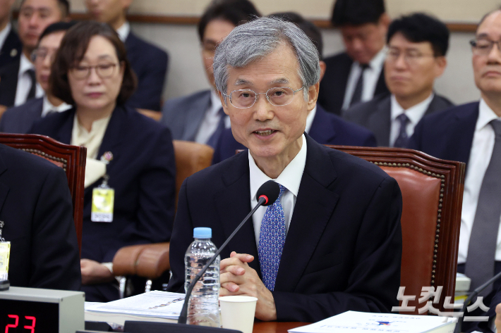 조희대 대법원장이 6일 서울 여의도 국회에서 열린 법제사법위원회의 대법원 등에 대한 국정감사에서 의원 질의에 답변을 하고 있다. 윤창원 기자