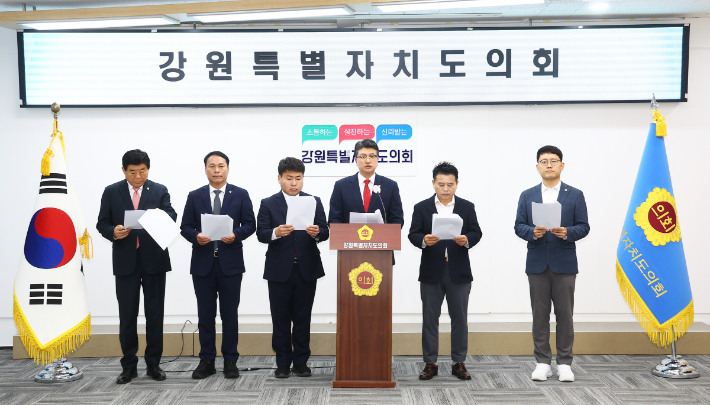 강원도의회 국민의힘 소속 김기철(정선)·박기영(춘천)·최재민(원주)·이종석(양양)·정연철(삼척)·한종문(철원)·서영일(비례) 의원은 19일 김용철 강원신용보증재단 이사장 후보자에 대한 인사청문회 불참 의사를 밝혔다. 강원도의회 제공 