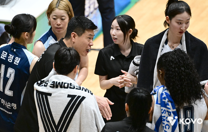 도로공사 김영래 감독 대행이 18일 GS칼텍스와 컵대회 결승에서 작전 지시를 내리는 모습. KOVO 