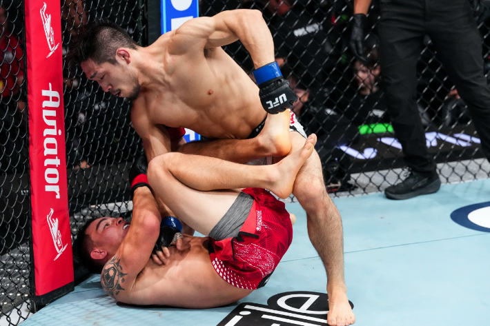 유수영(사진 오른쪽 ) vs 코디 코반첵. UFC 제공