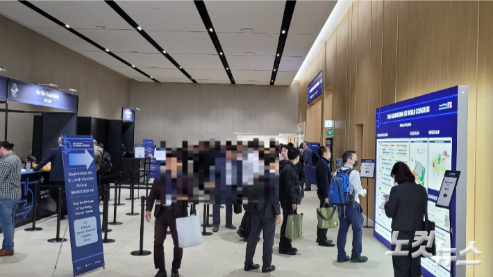 19일 개막한 2026 강릉 ITS 세계총회 행사장을 찾아 등록을 하고 있는 참가자들. 전영래 기자 