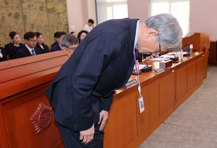 유홍준 국립중앙박물관장이 19일 국회에서 열린 문화체육관광위원회 국정감사에서 업무보고를 하기에 앞서 개인 소장품 전시를 둘러싼 논란에 고개 숙여 사과하고 있다. 연합뉴스