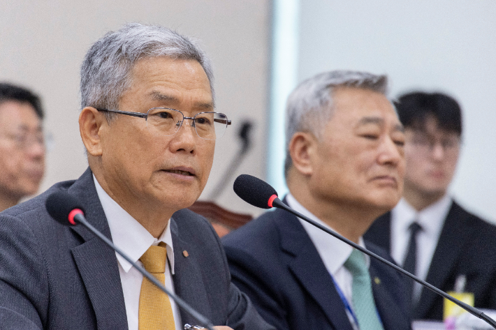 김동철 한국전력공사 사장이 12일 국회에서 열린 산업통상자원중소벤처기업위원회 국정감사에서 출석해 의원 질의에 답하고 있다. 연합뉴스