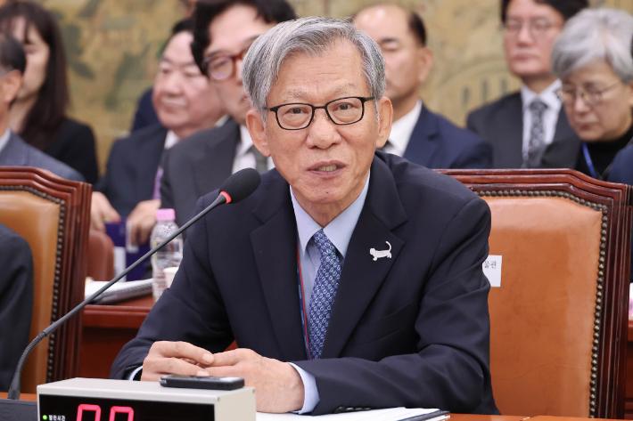 유홍준 국립중앙박물관장이 19일 국회에서 열린 문화체육관광위원회 국정감사에서 위원 질의에 답하고 있다. 연합뉴스