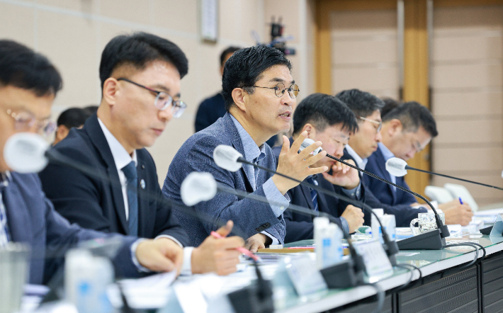 이원택 전북도지사와 간부 공무원들이 19일 오전 전북도청에서 간부회의를 열었다. 전북도 제공