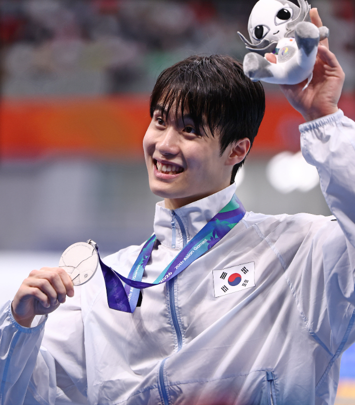 지난달 23일 도쿄 아쿠아틱스 센터에서 열린 2026 아이치·나고야 아시안게임 수영 남자 200m 개인 자유형 결승에서 은메달을 획득한 황선우가 시상식을 마치고 환하게 웃으며 인사하고 있다. 연합뉴스