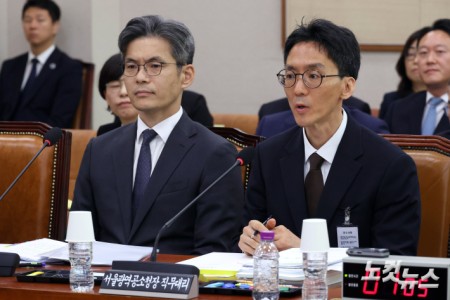 정용환 서울광역공소청장 직무대리가 19일 서울 여의도 국회에서 열린 법제사법위원회의 서울광역공소청 등에 대한 국정감사에 의원 질의에 답변을 하고 있다.
