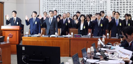 19일 서울 여의도 국회에서 열린 법제사법위원회의 서울광역공소청 등에 대한 국정감사에서 정용환 서울광역공소청장 직무대리와 기관증인들이 선서를 하고 있다.
