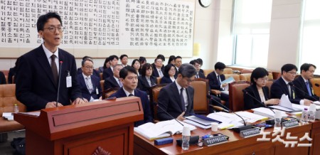 19일 서울 여의도 국회에서 열린 법제사법위원회의 서울광역공소청 등에 대한 국정감사에서 정용환 서울광역공소청장 직무대리가 기관보고를 하고 있다.