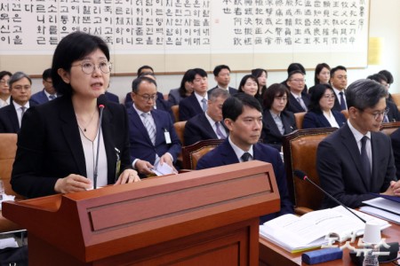장혜영 수원광역공소청장 직무대리가 19일 서울 여의도 국회에서 열린 법제사법위원회의 서울광역공소청 등에 대한 국정감사에 기관보고를 하고 있다.