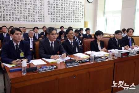 박철우 서울중앙지방공소청장이 19일 서울 여의도 국회에서 열린 법제사법위원회의 서울광역공소청 등에 대한 국정감사에 의원 질의에 답변을 하고 있다. (왼쪽부터 성상헌 서울남부지방공소청장, 박철우 서울중앙지방공소청장, 정용환 서울광역공소청장 직무대리, 장혜영 수원광역공소청장 직무대리, 김봉현 수원지방공소청장, 서정민 서울동부지방공소청장)