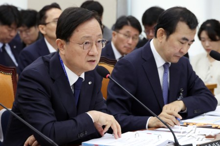 이찬진 금융감독원장이 19일 서울 여의도 국회에서 열린 정무위원회의 금융감독원 등에 대한 국정감사에서 의원 질의에 답변을 하고 있다.