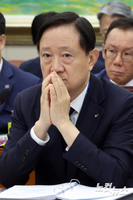 이찬진 금융감독원장이 19일 서울 여의도 국회에서 열린 정무위원회의 금융감독원 등에 대한 국정감사에서 굳은 표정을 짓고 있다.