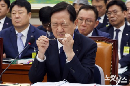 이찬진 금융감독원장이 19일 서울 여의도 국회에서 열린 정무위원회의 금융감독원 등에 대한 국정감사에서 안경을 만지고 있다.