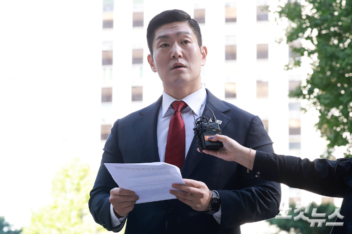 정원오 전 서울시장 후보의 성동구청장 재임 시절 멕시코 칸쿤 출장 관련 의혹을 제기한 국민의힘 김재섭 의원이 국정감사 첫날인 6일 오전 서울 마포구 서울경찰청 광역수사단 공공범죄수사대에 피의자 신분으로 출석하고 있다. 류영주 기자