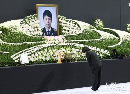 고 김진석 소방위 영정 앞 고개숙인 추미애 지사