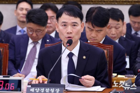 하만식 해양경찰청장이 19일 서울 여의도 국회에서 열린 농림축산식품해양수산위원회의 해양경찰청 등에 대한 국정감사에서 의원 질의에 답변을 하고 있다.