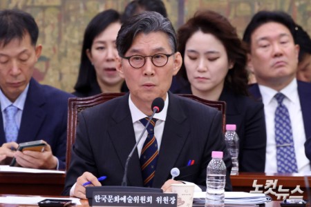 이범헌 한국문화예술위원회 위원장이 19일 서울 여의도 국회에서 열린 문화체육관광위원회의 국립중앙박물관 등에 대한 국정감사에서 의원 질의에 답변을 하고 있다.