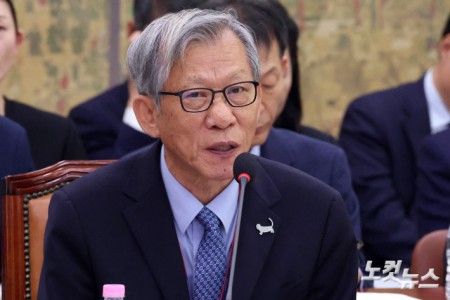 유홍준 국립중앙박물관장이 19일 서울 여의도 국회에서 열린 문화체육관광위원회의 국립중앙박물관 등에 대한 국정감사에서 의원 질의에 답변을 하고 있다.