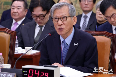 유홍준 국립중앙박물관장이 19일 서울 여의도 국회에서 열린 문화체육관광위원회의 국립중앙박물관 등에 대한 국정감사에서 의원 질의에 답변을 하고 있다.