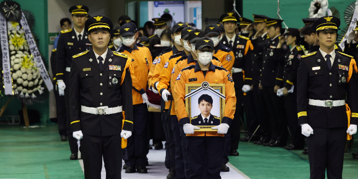 19일 경기도 부천 원미구 부천체육관에서 열린 '고 김진석 소방위 영결식'에서 고인의 운구행렬이 입장하고 있다. 연합뉴스
