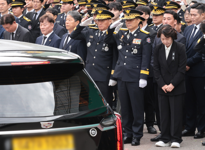 추미애 경기도지사와 소방관 등이 19일 경기도 부천시 원미구 부천체육관에서 영결식장을 떠나는 고 김진석 소방위의 운구 차량을 향해 인사하고 있다. 연합뉴스