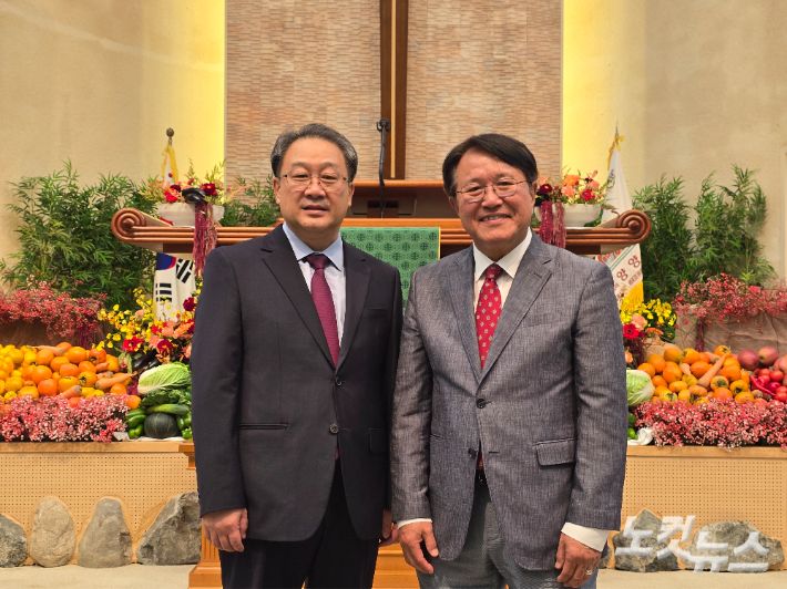 양양감리교회 조선석 담임목사(왼쪽)와 김요엘 선교사(오른쪽). 최진성 아나운서
