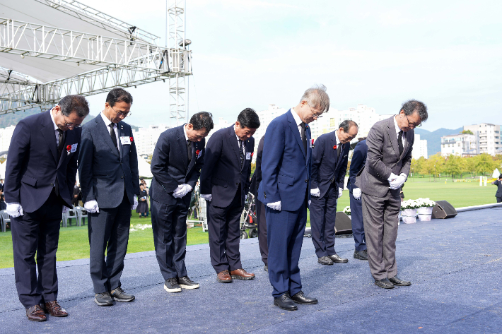 78주기 추념식에서 묵념하고 있다. 왼쪽부터 앞줄 좌측 첫 번째 민형배 시장, 뒷줄 좌측부터 손훈모 순천시장, 서영학 여수시장. 통합특별시 제공