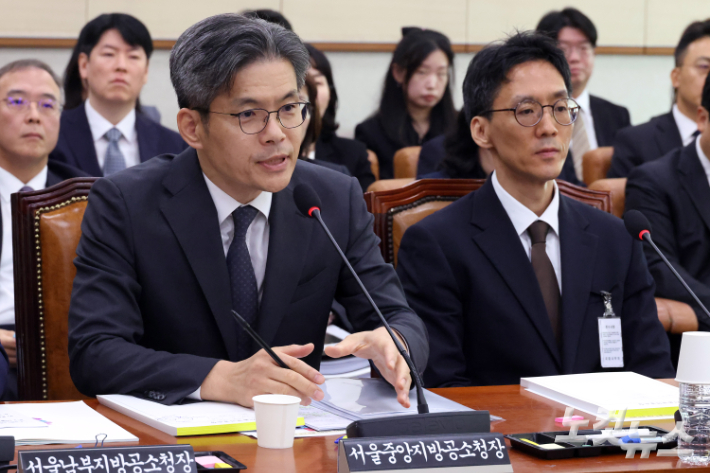 박철우 서울중앙지방공소청장이 19일 서울 여의도 국회에서 열린 법제사법위원회의 서울광역공소청 등에 대한 국정감사에 의원 질의에 답변을 하고 있다. 윤창원 기자