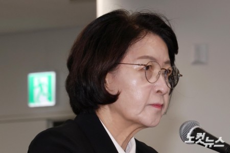 날선 질의 듣는 추미애 경기도지사