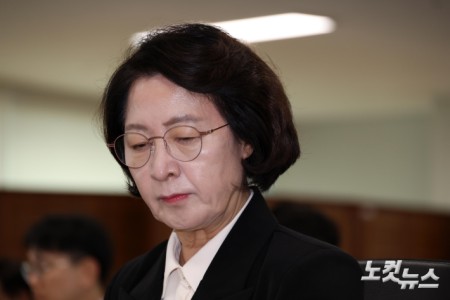의원들의 질의 듣는 추미애 지사