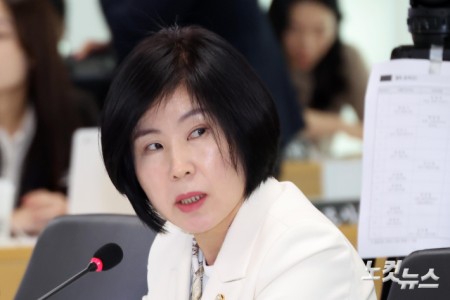 자료 제출 요구하는 김미애 의원