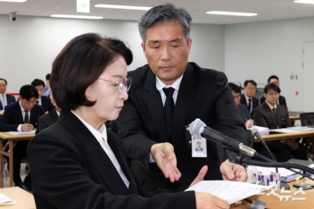 자료 전달하는 정두석 경기도 기획조정실장