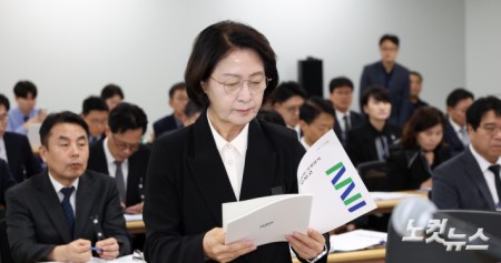 업무보고 위해 이동하는 추미애 지사