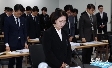 묵념하는 추미애 지사