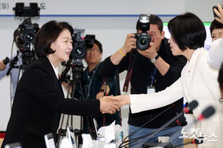 김미애 의원과 악수하는 추미애 지사