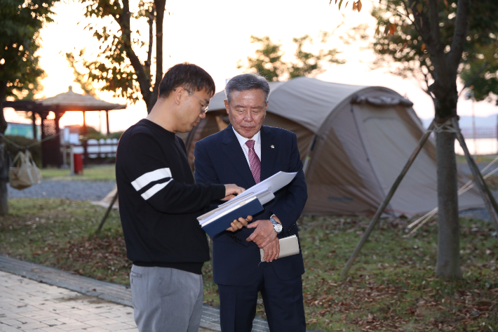 김충영 익산시의회 의장(오른쪽)이 웅포캠핑장을 찾아 시설 현황을 살피고 있다. 익산시의회 제공
