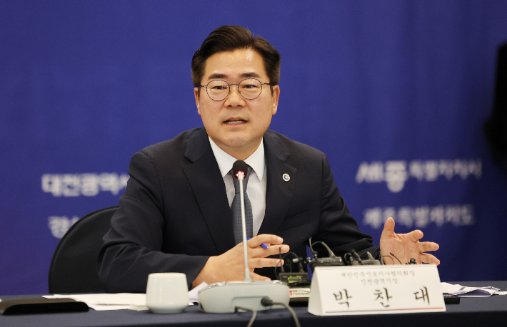 박찬대 대한민국시도지사협의회장이 19일 서울 중구 한국프레스센터에서 기자간담회를 하고 있다. 연합뉴스