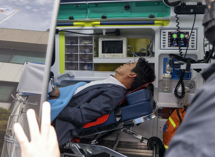 병원으로 옮겨지는 김찬술 대덕구청장. 대덕구 제공