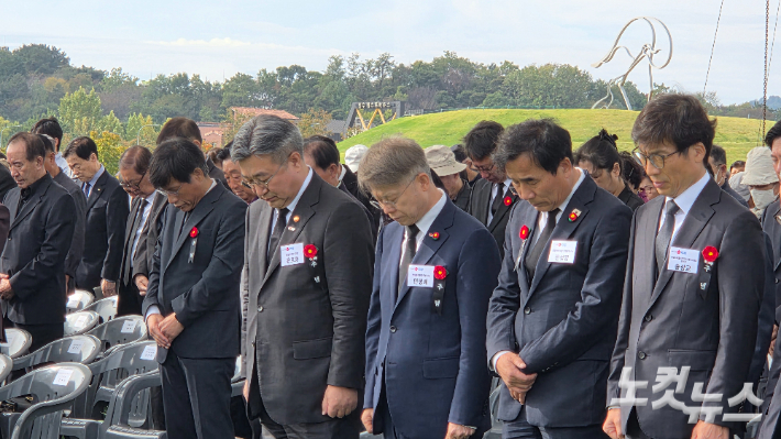 19일 순천 오천그린광장에서 열린 여순사건 78주기 합동추념식에서 윤호중 행정안전부 장관과 민형배 전남광주통합특별시장 등이 묵념하고 있다. 박사라 기자 