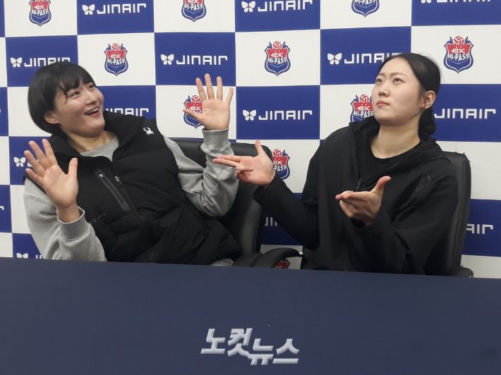 권민지(오른쪽)가 도로공사와 챔프전 1차전 뒤 인터뷰에서 쌍권총 세리머니를 펼치자 최가은이 짐짓 쓰러지는 제스처를 취하는 모습. 노컷뉴스  