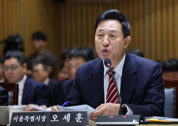 오세훈 서울시장이 19일 서울시청에서 열린 서울시에 대한 국회 국토교통위원회 국정감사에서 위원 질의에 답하고 있다. 연합뉴스